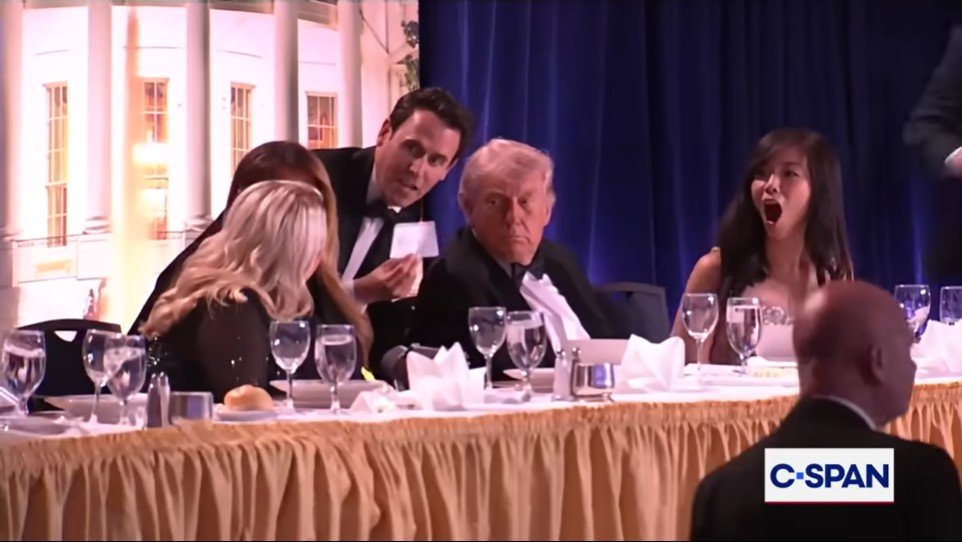 Trampın qəbulunda atəş səsləri: Ağ Evdə panika - VİDEO