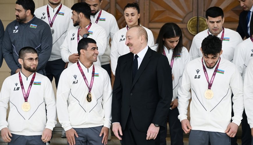 Prezident çempion güləşçiləri qəbul etdi - FOTOLAR