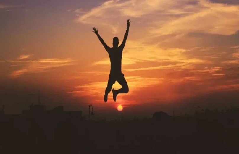 İnsanlar hansı yaşda ən xoşbəxt və ən sağlam olurlar? Dəqiq rəqəm AÇIQLANDI