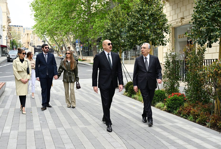 Prezident Bakının İslam Səfərli küçəsinin yenidənqurmadan sonra açılışında – FOTO