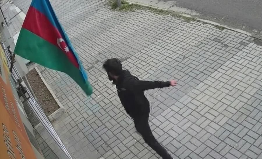 Bayrağa hörmətsizlik etdi, polis hərəkətə keçdi - VİDEO