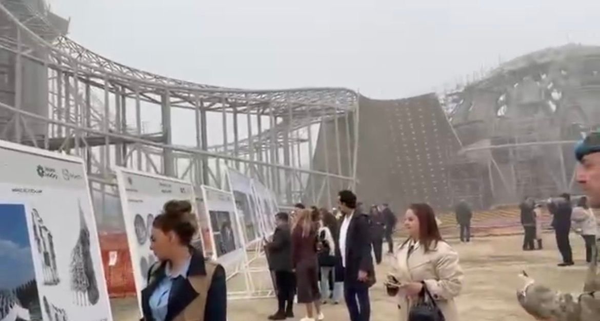 Diplomatlar Şuşada tikilən yeni məscidə baxdı - VİDEO