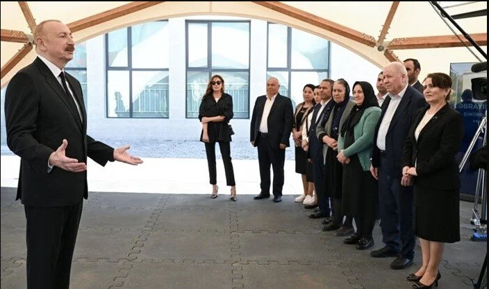 İlham Əliyev və xanımı Şükürbəyli sakinləri ilə görüşdü
