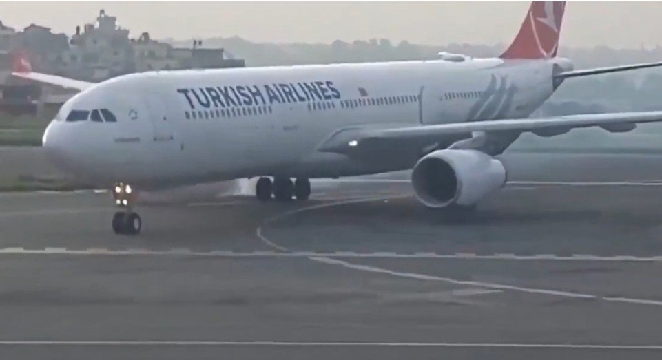 Türkiyə təyyarəsi eniş zamanı alovlandı - VİDEO