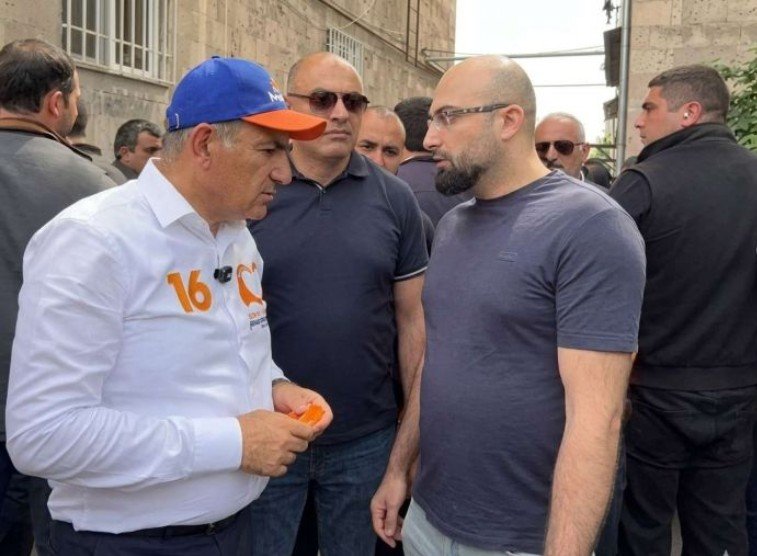 Paşinyandan "Qarabağı təslim etdiniz" deyən seçiciyə sərt cavab: Tualetdə ölü tapılardın! - VİDEO