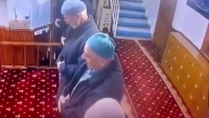 Məsciddə çəkilən görüntülər GÜNDƏM oldu – VİDEO