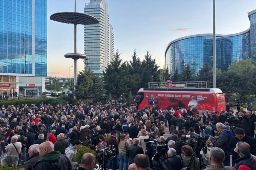 Kılıçdaroğlu CHP mərkəzi qərargahının boşaldılmasını tələb edib, polis binaya daxil olub
