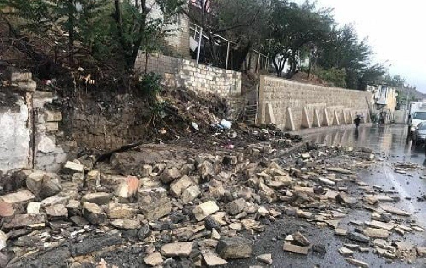 Bakıda divar uçdu, avtomobillər əzildi - VİDEO