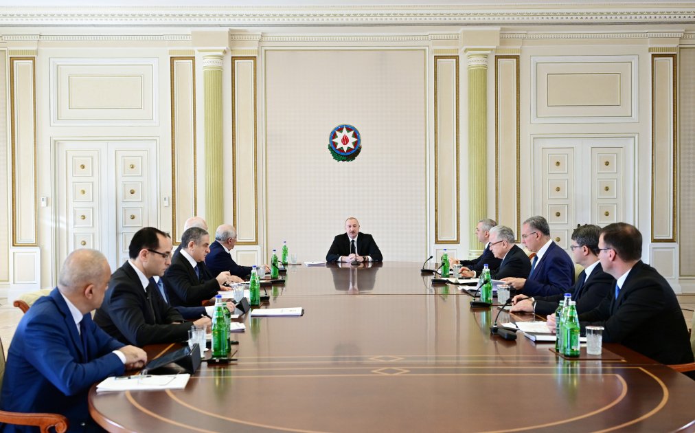 Prezident müşavirə keçirdi – FOTOLAR
