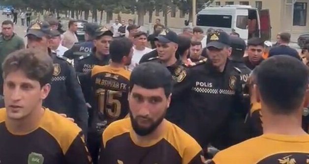 Azərbaycanda futbolçular və azarkeşlər arasında dava – Video