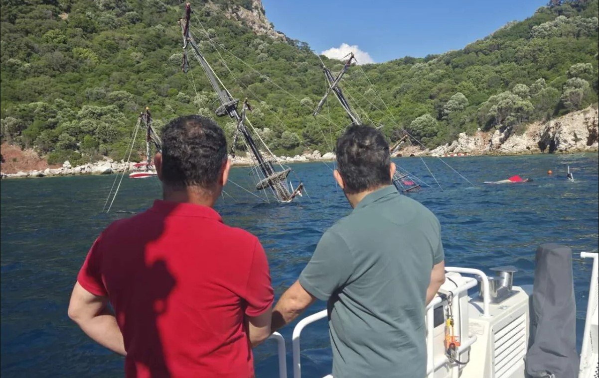 Türkiyədə yüzdən çox turisti daşıyan gəmi batdı - ANBAAN GÖRÜNTÜ