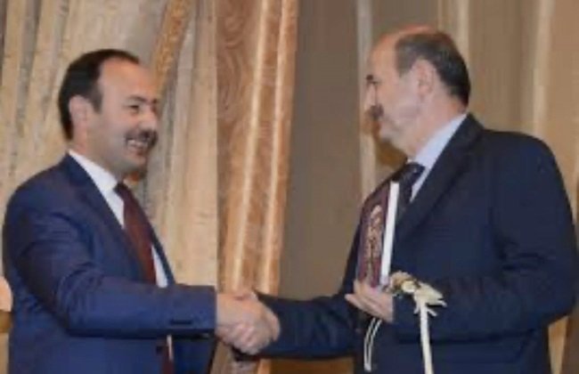 Onu yaman tutub şeir havası…