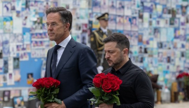 Zelenski və Rutte Kiyevdə həlak olan ukraynalı əsgərlərin xatirəsini yad edib