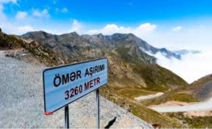 Hərbi qulluqçular Ömər aşırımında qarlı havada yıxılaraq dərəyə düşüblər, biri vəfat edib