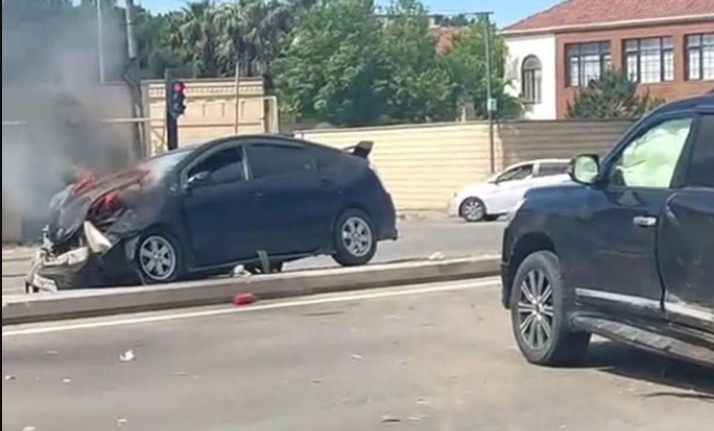 “Land Cruiser”lə toqquşan “Prius” alovlandı - VİDEO