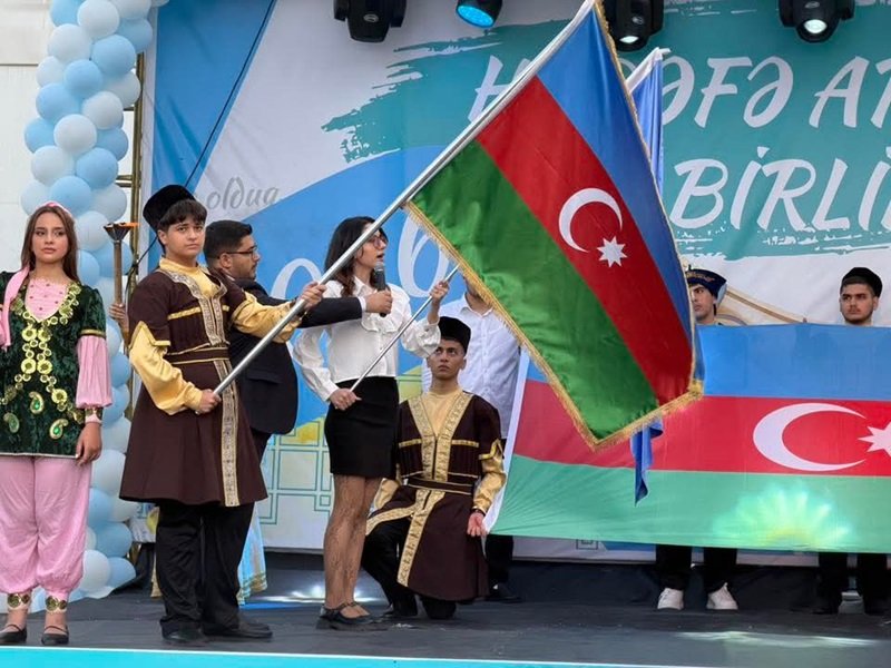 Məzun gününün formatı dəyişdi: Hədəf Liseyində papaqlar göyə atılmadı