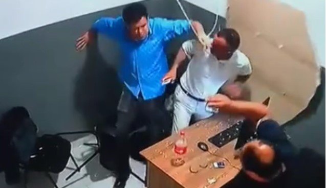 Bakıda MARAQLI OLAY: Marketin tavanı uçdu, işçi digər işçinin üzərinə düşdü - VİDEO