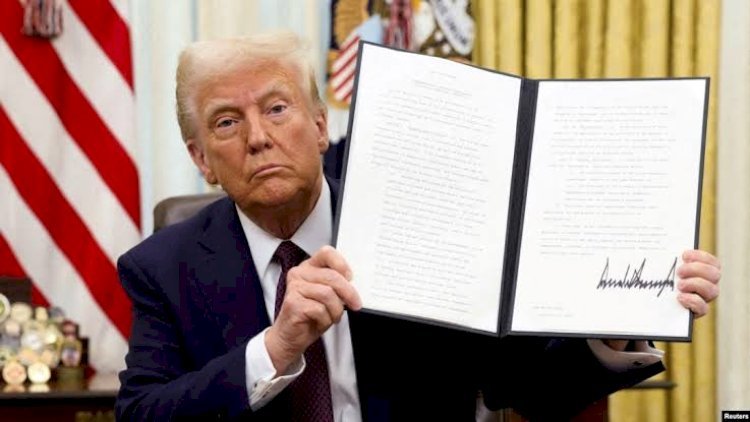 Donald Trampın İranla müqaviləni imzalama anı - VİDEO