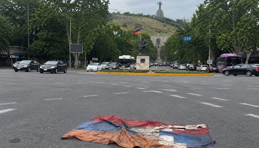 "Artsax"ın əski parçası Fransa meydanından endirildi - qarşıdurma böyüyür