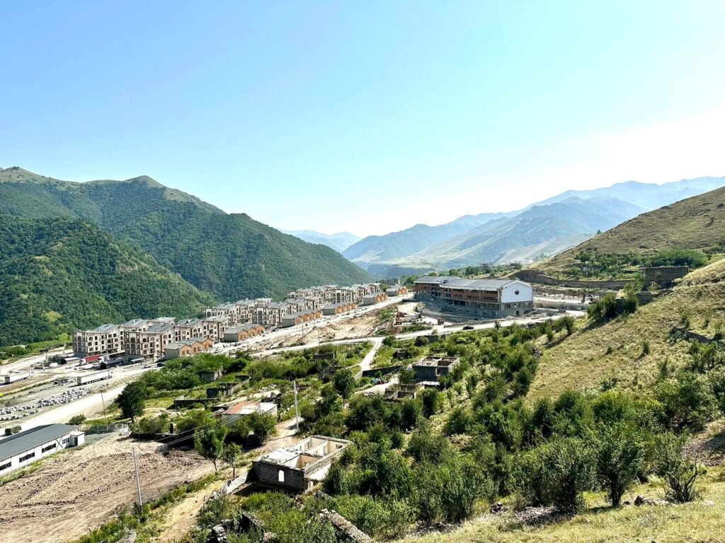 Rövşən Hüseynli: “Yolumuz Qarabağa – Kəlbəcərə aparan yol niyə hələ də bağlıdır?”