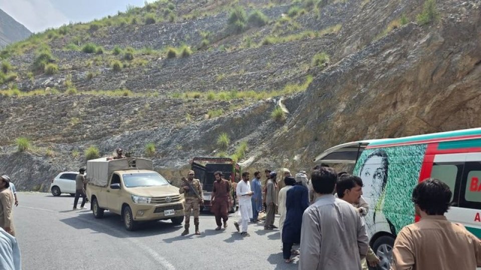 Pakistanda dəhşətli qəza: 40 nəfər həyatını itirdi