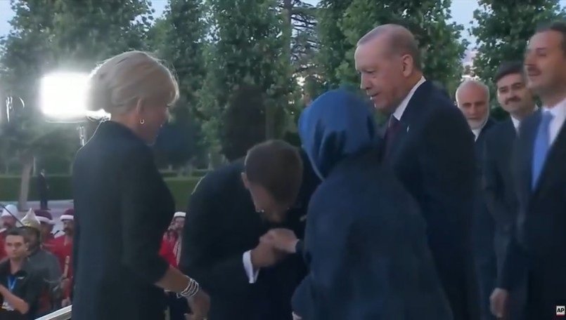 Əminə Ərdoğanın əlini öpmək istəyən Makron pis vəziyyətdə qaldı - VİDEO
