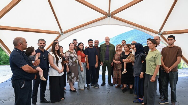 İlham Əliyev Şuşanın Kiçik Qaladərəsi kəndinə qayıdan sakinlərlə görüşdü