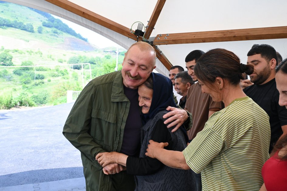 Prezidentdən 86 yaşlı sakinə: “100 yaşınız olanda gəlib birlikdə qeyd edəcəyik”