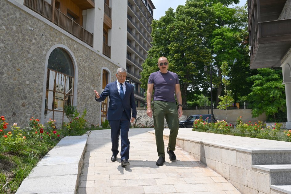 Prezident Şuşanın Qarabağ küçəsində - FOTO
