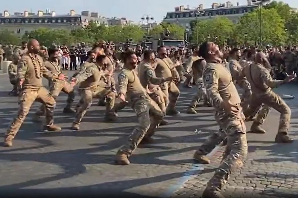 Əsgərlərdən müharibə qışqırıqları! Bu nümayiş hər kəsi heyrətə saldı