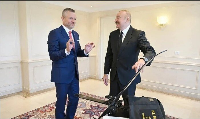 Pelleqrini İlham Əliyevə xizək hədiyyə etdi