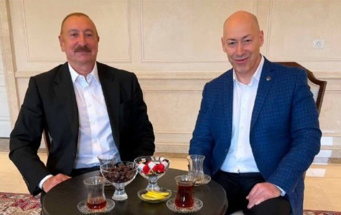 Məşhur jurnalist Prezidentlə çay süfrəsində - FOTO