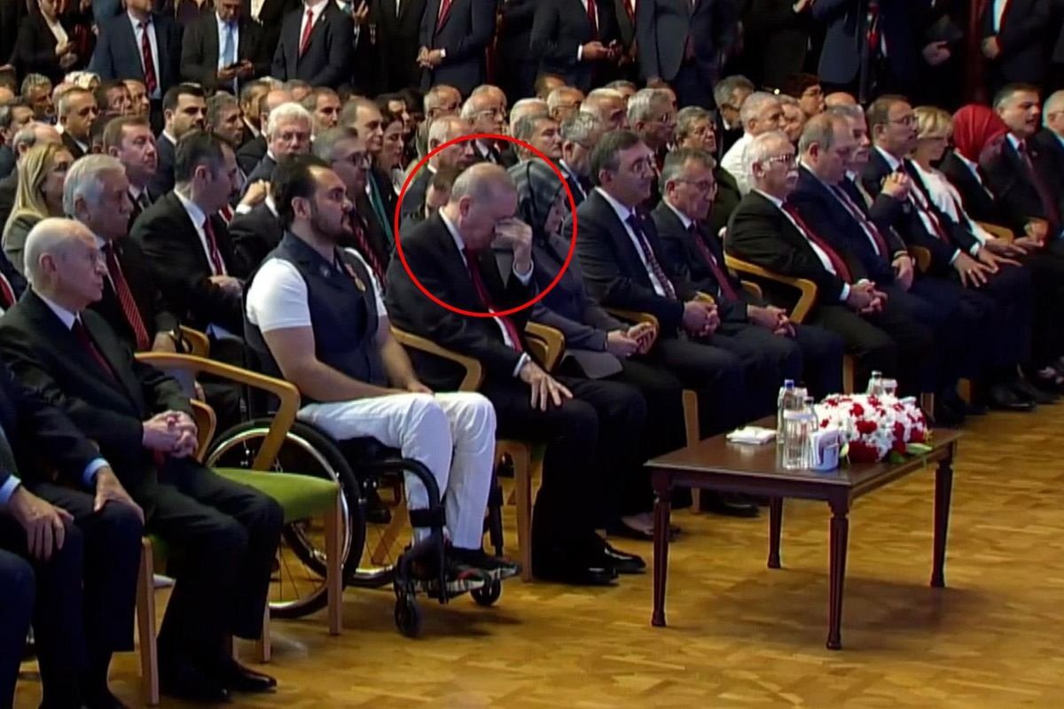Ərdoğanın emosional anı! Göz yaşlarını saxlaya bilmədi