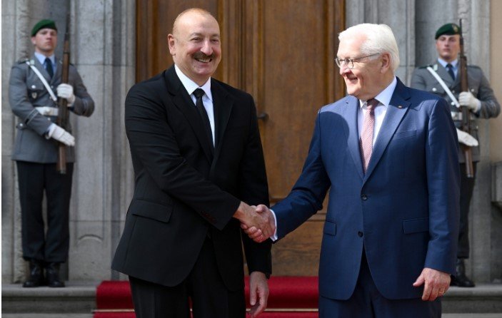 İlham Əliyevi qarşılayan Prezident - Böyrəyinin birini xanımına verən LİDER