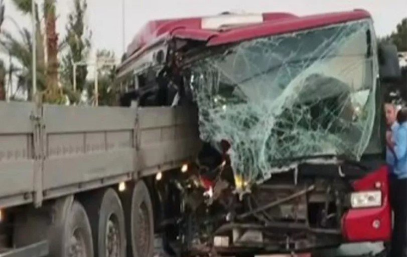 Bakıda yük maşını sərnişin avtobusu ilə toqquşdu - Video