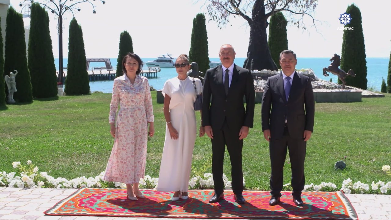 İlham Əliyev və birinci xanım İssık-Kul gölünün sahilindəki açılışda