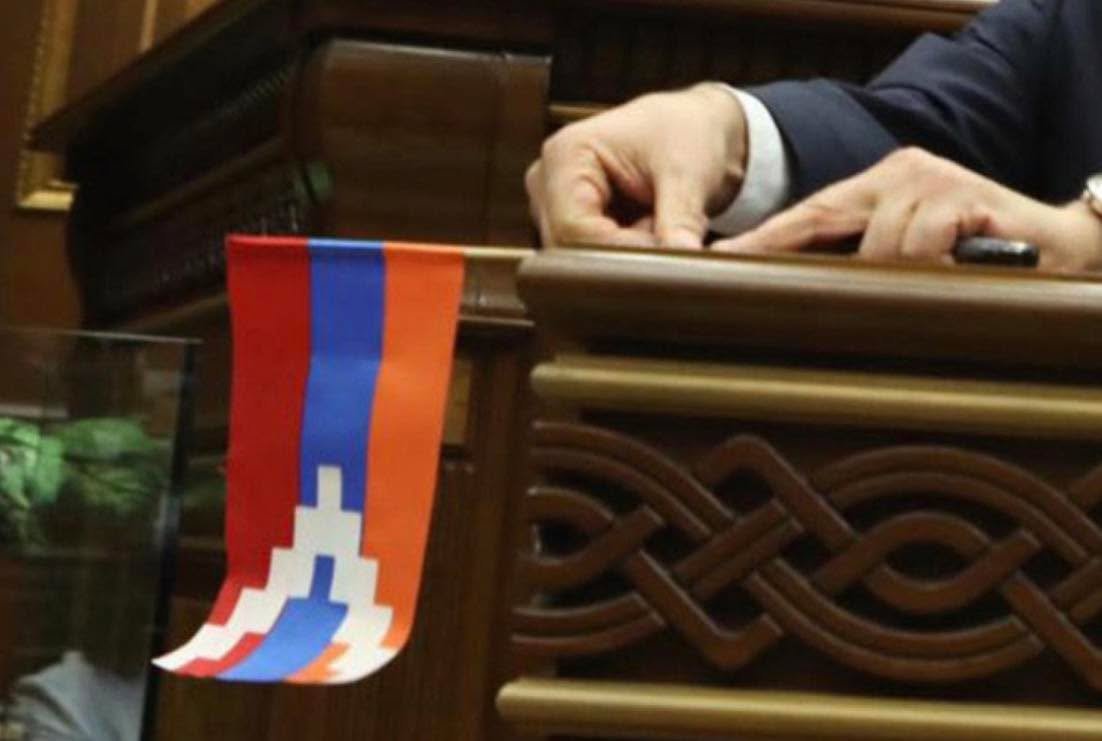 Qondarma "Artsax bayrağı" Ermənistan parlamentindən yığışdırıldı