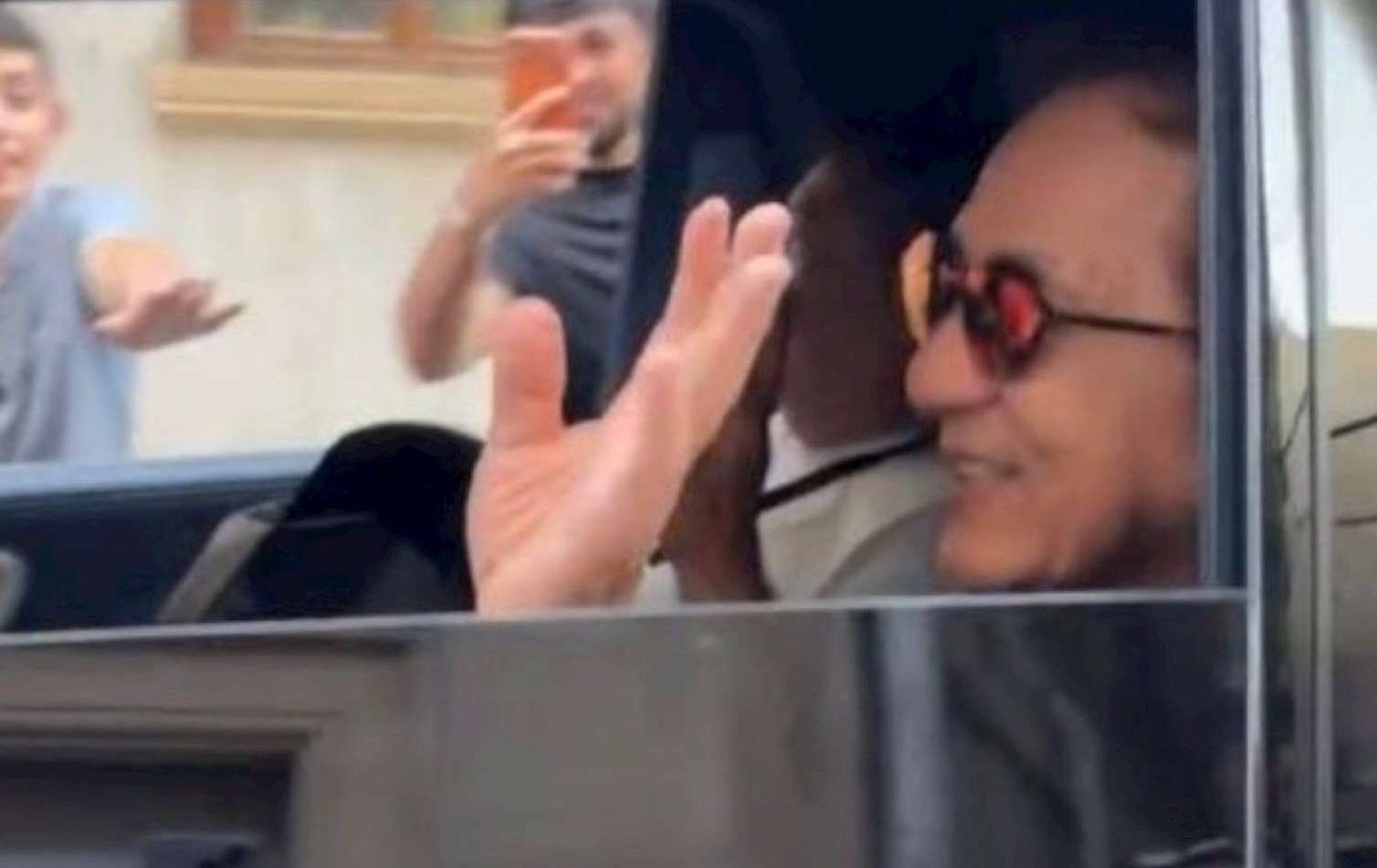 Ceki Çanla görüşmək üçün özlərini maşının önünə atdılar — VİDEO