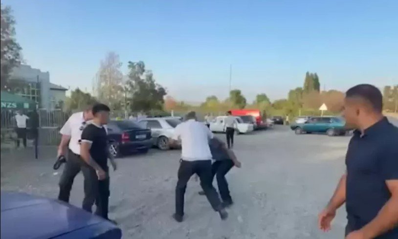 Ağdaşda azyaşlını evləndirənlər jurnalistlərə hücum etdi: araşdırma başlandı - VİDEO