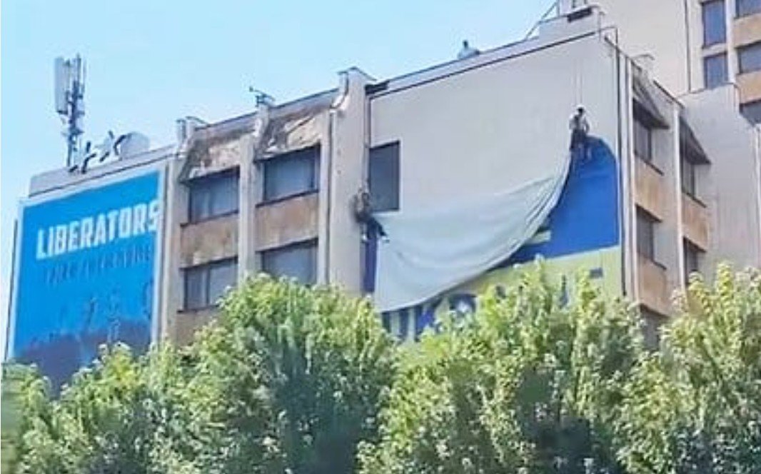 Bu ölkədə Ukrayna bayrağı endirildi