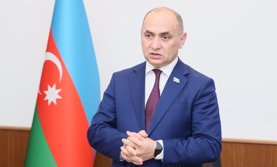 VƏTƏNDƏN UZAQDA, VƏTƏNƏ YAXIN