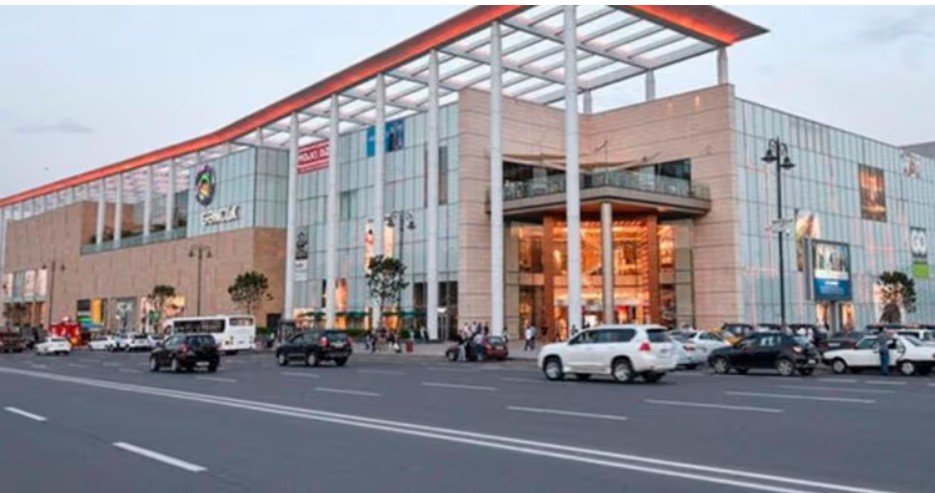Vətəndaşlar "Gənclik Mall"dan təxliyə edilir - SƏBƏB
