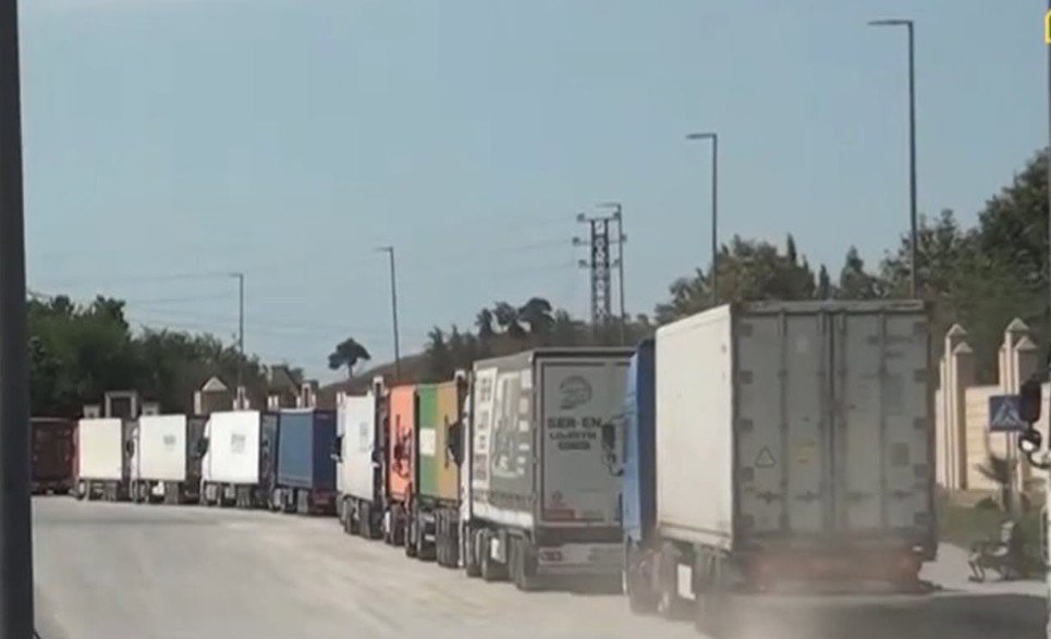 “Qırmızı körpü”də TIR sıxlığı: sürücülər günlərdir gözləyir – VİDEO