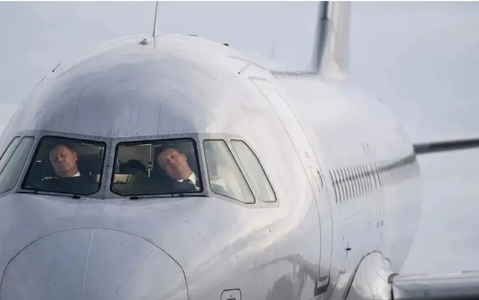 Uçuş zamanı pilotların ikisi də yatdı