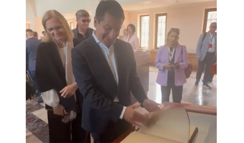 Hikmət Hacıyev həmin kitabı vərəqləyərək erməni saxtakarlığını ifşa etdi — VİDEO