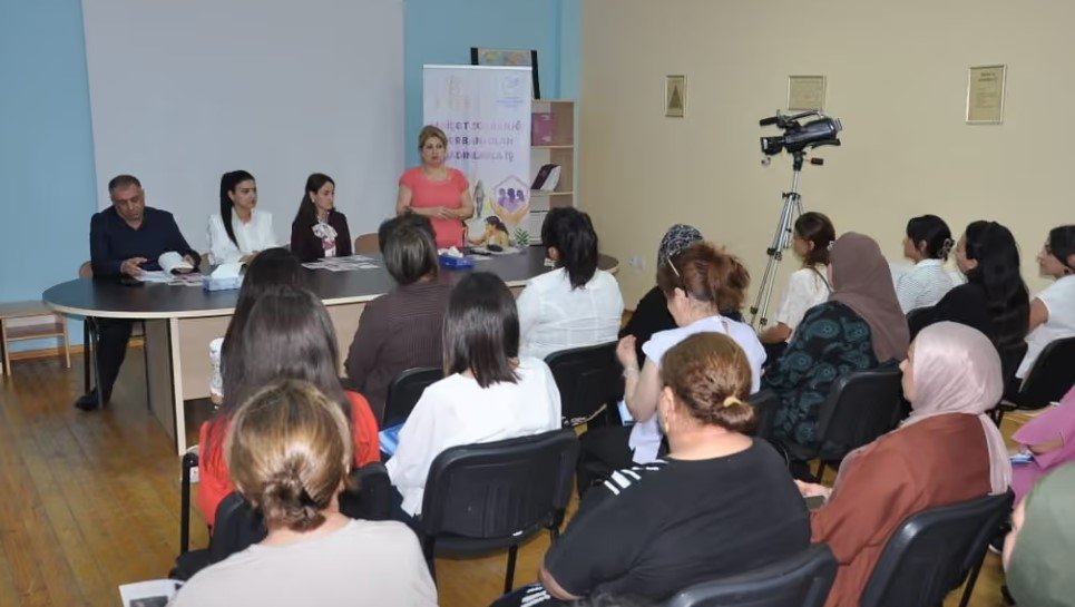 “Məişət zorakılığı qurbanı olan qadınlarla iş” layihəsi çərçivəsində ilk maarifləndirici seminar keçirilib