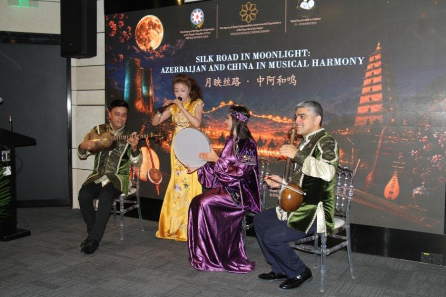 Pekində Azərbaycan muğamı və Çin musiqisi bir səhnədə səslənib