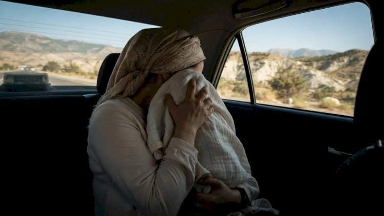 Azərbaycanda dəhşətli cinayət: Nənə yeni doğulan nəvəsini avtomobildə boğaraq öldürdü