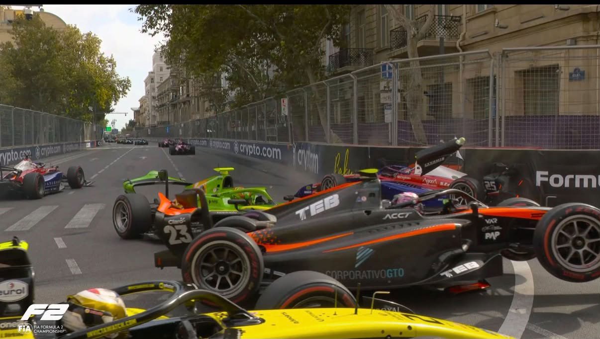 Formula 2-də kütləvi qəza - yarışda fasilə yarandı