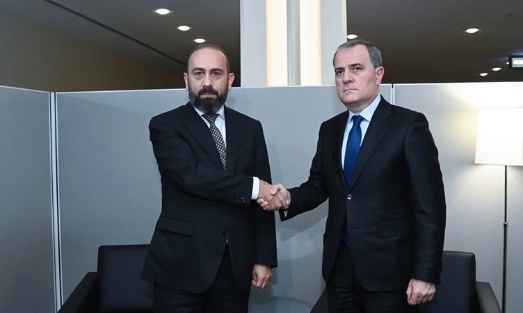 Bayramov və Mirzoyan iki ölkə arasında nəqliyyat infrastrukturunun açılmasını müzakirə edib